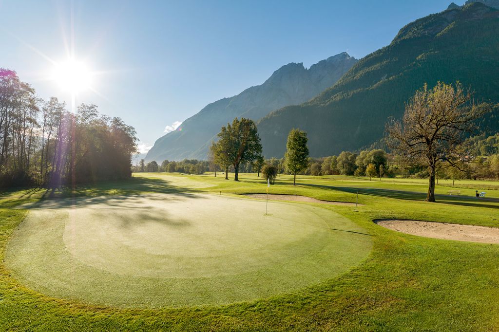 Schöne Aussicht inklusive - Der Platz liegt auf einer Höhe von 650 Metern und bietet viele Teichanlagen. - © Dolomitengolf, Martin Lugger