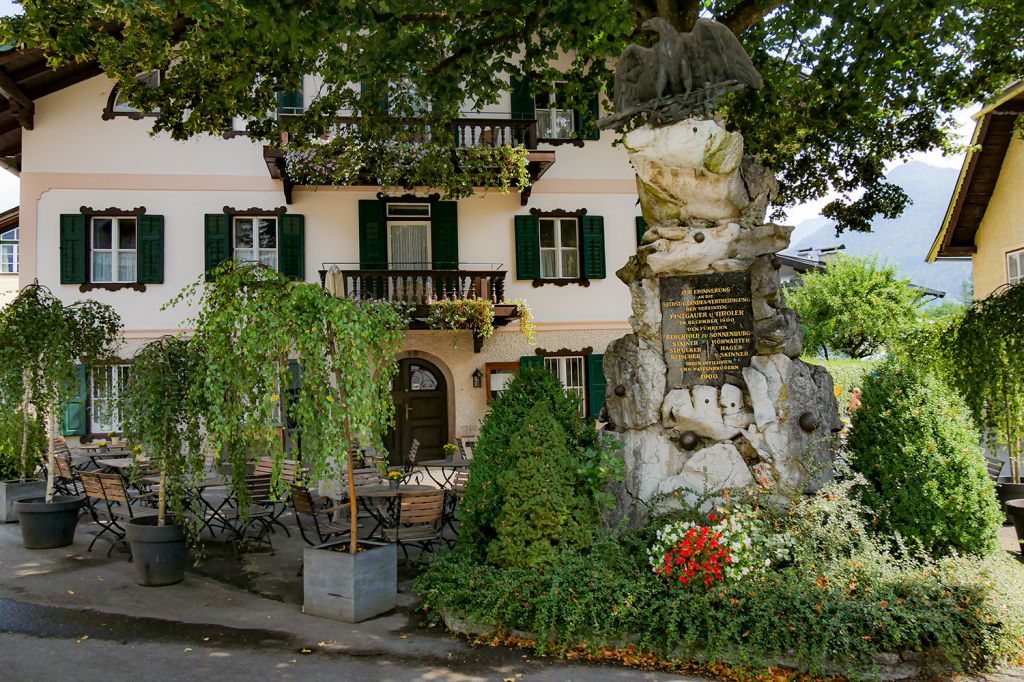 Gedenkstein - Das ist das Franzosendenkmal im Zentrum von Lofer. Es stammt von Anfang des 20. Jahrhunderts. - © alpintreff.de - Christian Schön Gedenkstein - Das ist das Franzosendenkmal im Zentrum von Lofer. Es stammt von Anfang des 20. Jahrhunderts. - © alpintreff.de - Christian Schön