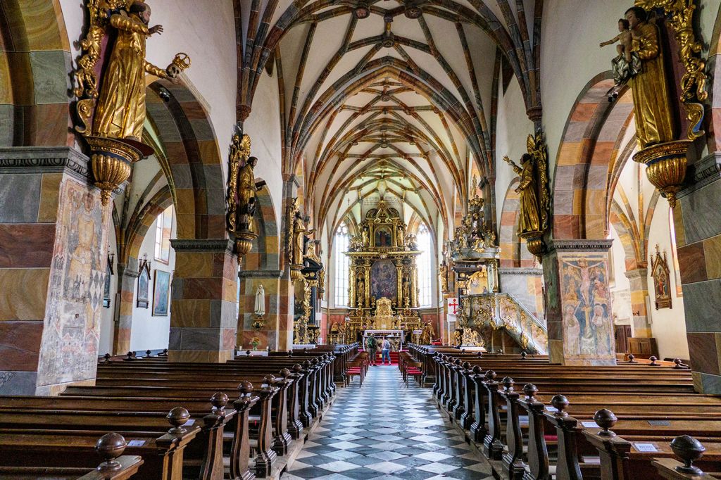 Das Innere der Stiftskirche Millstatt - Die zugehörige Stiftskirche dient jetzt als Pfarrkirche Millstatt. - © alpintreff.de - Christian Schön Das Innere der Stiftskirche Millstatt - Die zugehörige Stiftskirche dient jetzt als Pfarrkirche Millstatt. - © alpintreff.de - Christian Schön