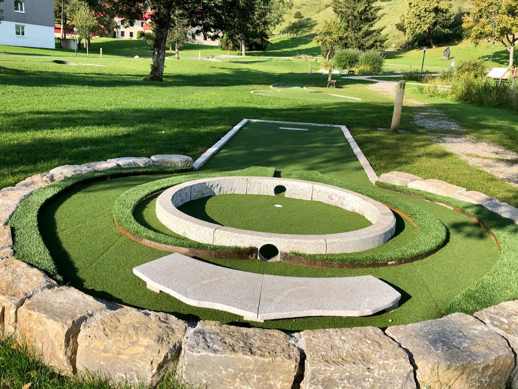 Oberstaufen PARK - Oberstaufen - Groß und Kleinen lieben die neuen Minigolf-Bahnen, 15 sind es nun insgesamt. - © Oberstaufen Tourismus Oberstaufen PARK - Oberstaufen - Groß und Kleinen lieben die neuen Minigolf-Bahnen, 15 sind es nun insgesamt. - © Oberstaufen Tourismus