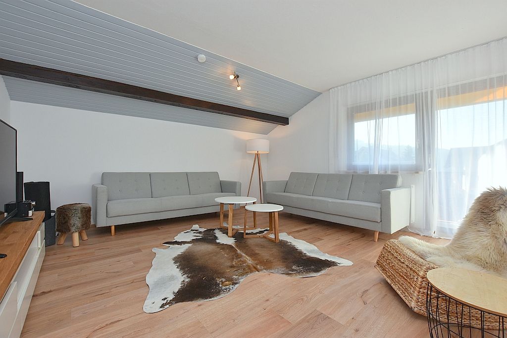 Wohnzimmer Fewo Löwenzahn - Die Ferienwohnung Löwenzahn ist 70 qm groß und bietet bis zu fünf Schlafplätze in zwei Schlafzimmern, mit Balkon, WLAN und Carport. Die Wohnung ist bestens ausgestattet und familienfreundlich. - © Patrick Zahn Wohnzimmer Fewo Löwenzahn - Die Ferienwohnung Löwenzahn ist 70 qm groß und bietet bis zu fünf Schlafplätze in zwei Schlafzimmern, mit Balkon, WLAN und Carport. Die Wohnung ist bestens ausgestattet und familienfreundlich. - © Patrick Zahn