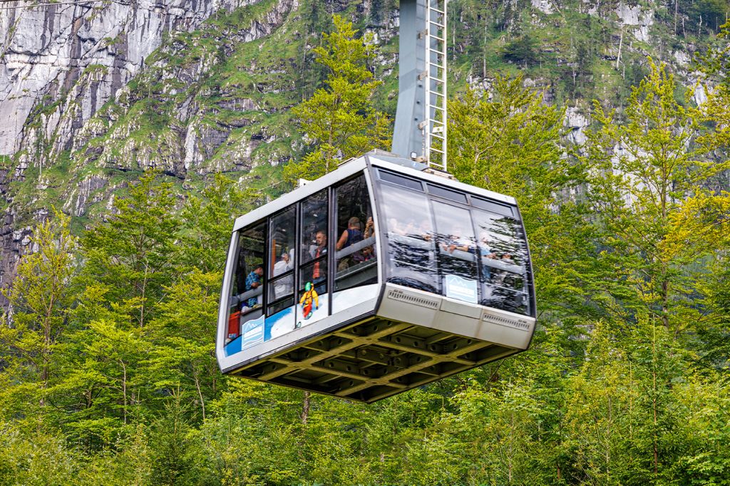 Kapazität Dachstein-Krippenstein-Seilbahn - In eine der Großkabinen passen 60 Personen.  - © alpintreff.de - Christian Schön