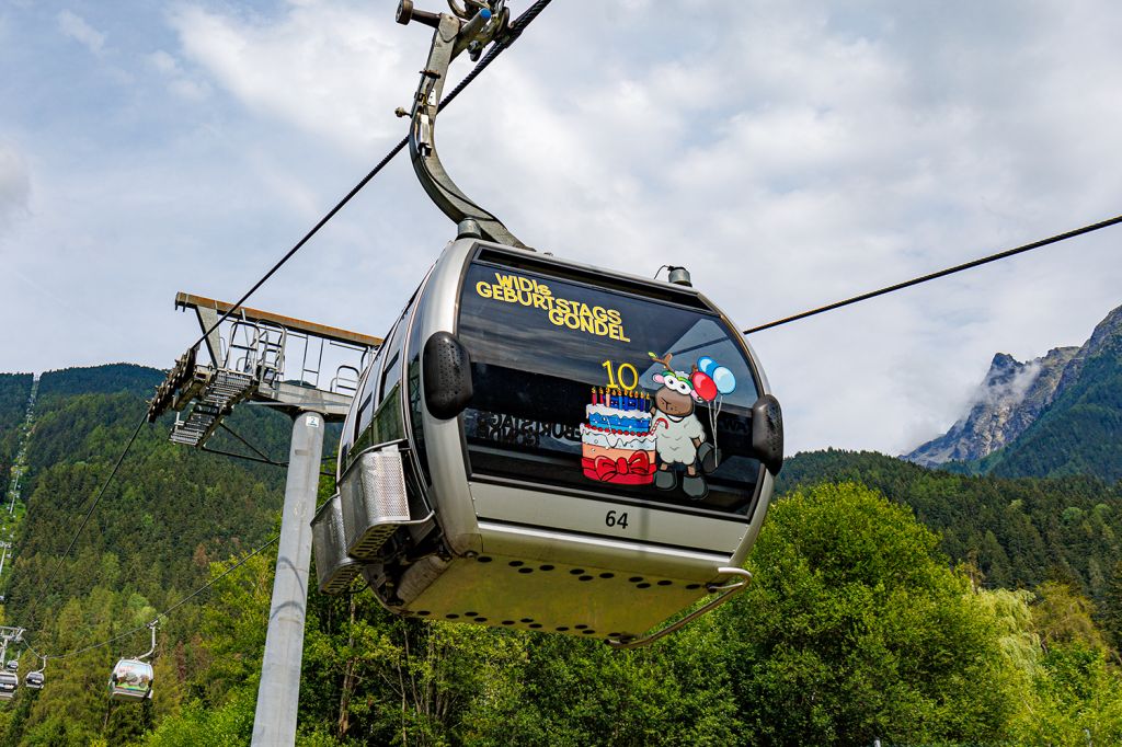 Oetz Bergbahn nach Hochoetz - ... noch eine Gondel der Acherkogelbahn, diesmal mit Widis Geburtstagskuchen. :-) Übrigens finden in einer Gondel acht Personen Platz.  - © alpintreff.de - Christian Schön