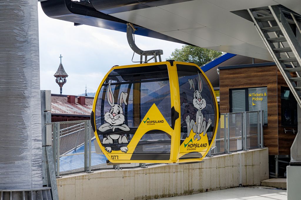 Gondel Planaibahn I in Schladming - Eine Gondel der Planaibahn ist für den Transport von zehn Personen ausgelegt. Am Ende der zweiten Sektion wartet im Sommer das Hopsiland auf kleine und große Gäste. - © alpintreff.de - Christian Schön Gondel Planaibahn I in Schladming - Eine Gondel der Planaibahn ist für den Transport von zehn Personen ausgelegt. Am Ende der zweiten Sektion wartet im Sommer das Hopsiland auf kleine und große Gäste. - © alpintreff.de - Christian Schön