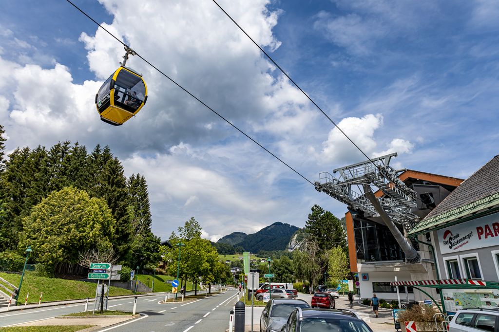 Neue Zwölferhorn-Seilbahn - St. Gilgen am Wolfgangsee - Die Seilbahntrasse führt über die Straße. - © alpintreff.de - Christian Schön Neue Zwölferhorn-Seilbahn - St. Gilgen am Wolfgangsee - Die Seilbahntrasse führt über die Straße. - © alpintreff.de - Christian Schön