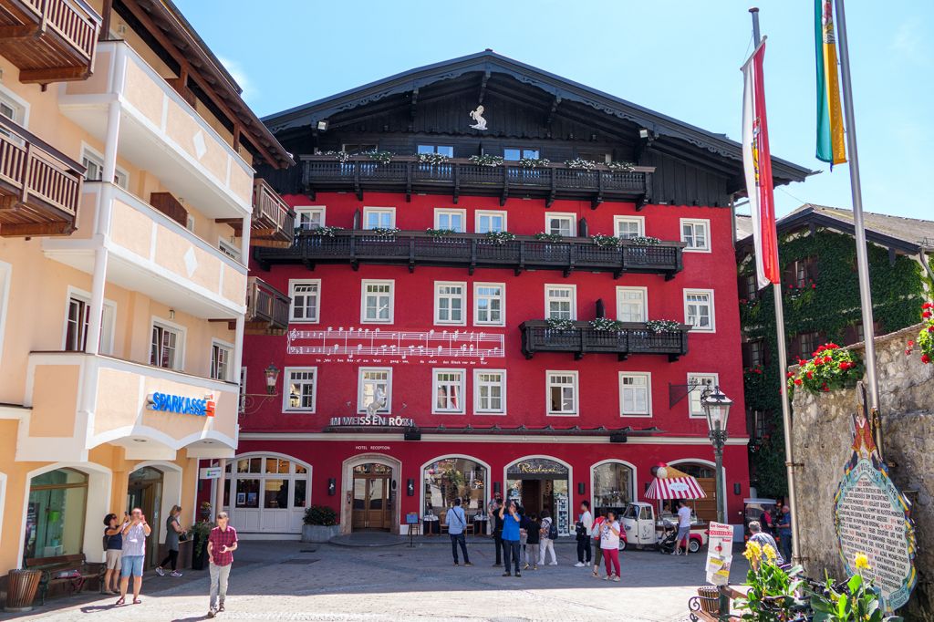 Das weisse Rössl - Überregional bekannt ist das Hotel "Das Weisse Rössl" am Seeufer, welches viele durch die Operette von Ralph Benatzky und dem Peter-Alexander-Film aus dem Jahr 1960. - © alpintreff.de - Christian Schön Das weisse Rössl - Überregional bekannt ist das Hotel "Das Weisse Rössl" am Seeufer, welches viele durch die Operette von Ralph Benatzky und dem Peter-Alexander-Film aus dem Jahr 1960. - © alpintreff.de - Christian Schön