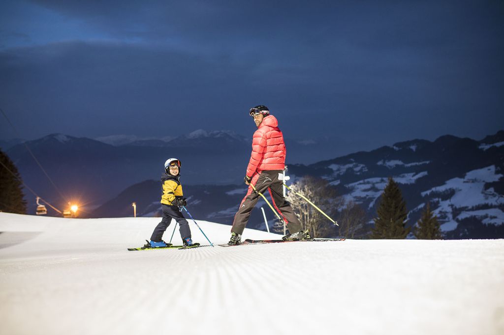 Nachtskilauf Ski Juwel - Am Reitherkogel hast Du die Möglichkeit, auf beleuchteten Pisten abends im Dunkeln skizulaufen. - © Alpbachtal Tourismus - shootandstyle.com Nachtskilauf Ski Juwel - Am Reitherkogel hast Du die Möglichkeit, auf beleuchteten Pisten abends im Dunkeln skizulaufen. - © Alpbachtal Tourismus - shootandstyle.com