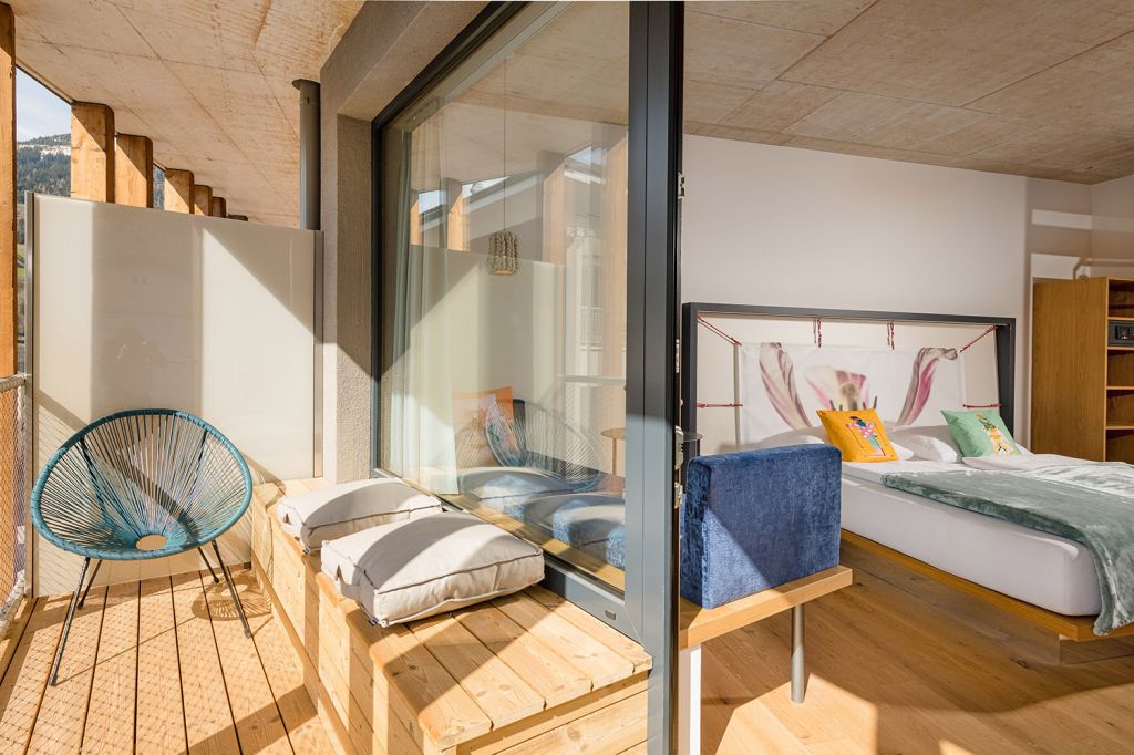 Zimmer Hotel BLÜ - Doppelbettzimmer mit eigenem Balkon. - © Hotel BLÜ