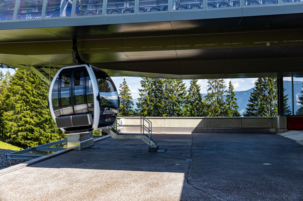 Uuuund....bremsen - Die Förderleistung der Bahn im Kombibetrieb liegt bei 3.400 Personen pro Stunde. Gut zu wissen: Fahrräder kannst Du in dieser Bahn nicht transportieren! - © alpintreff.de - Silke Schön