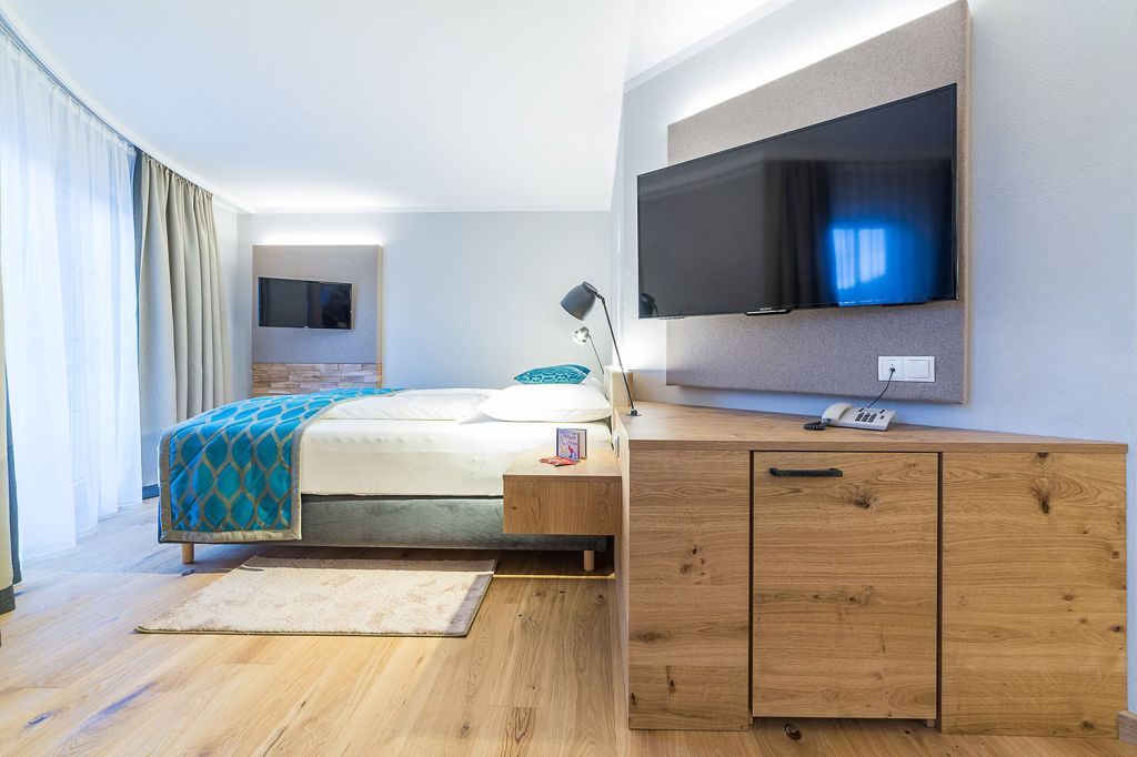 Zimmer Wohlfühlhotel Schiestl Zillertal - Modern und gleichzeitig gemütlich eingerichtet ist die Panorama-Suite. - © Wohlfühlhotel Schiestl Zimmer Wohlfühlhotel Schiestl Zillertal - Modern und gleichzeitig gemütlich eingerichtet ist die Panorama-Suite. - © Wohlfühlhotel Schiestl