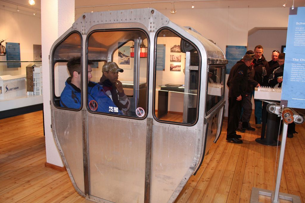 Seilbahnmuseum - Ischgl - Bitte einsteigen! Damals war es noch etwas enger in den Kabinen als heute. - © TVB Paznaun-Ischgl