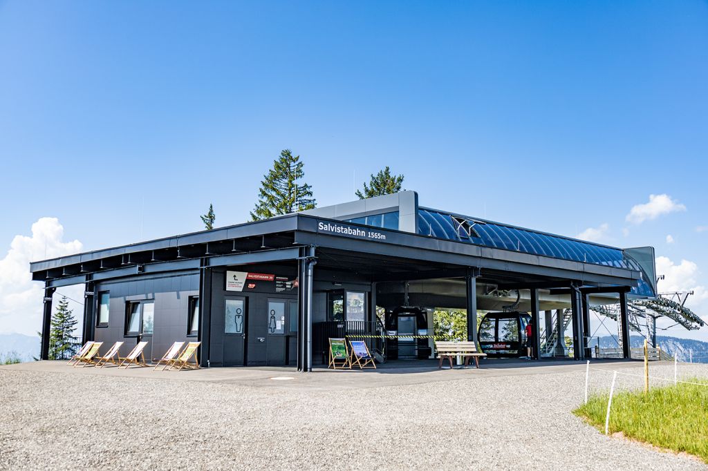 Die Bergstation der Salvistabahn - Und das ist die hübsche neue Bergstation der Salvistabahn. Wenn Du Dich um 180 Grad wendest, schaust Du auf die Hohe Salve. - © alpintreff.de - Silke Schön