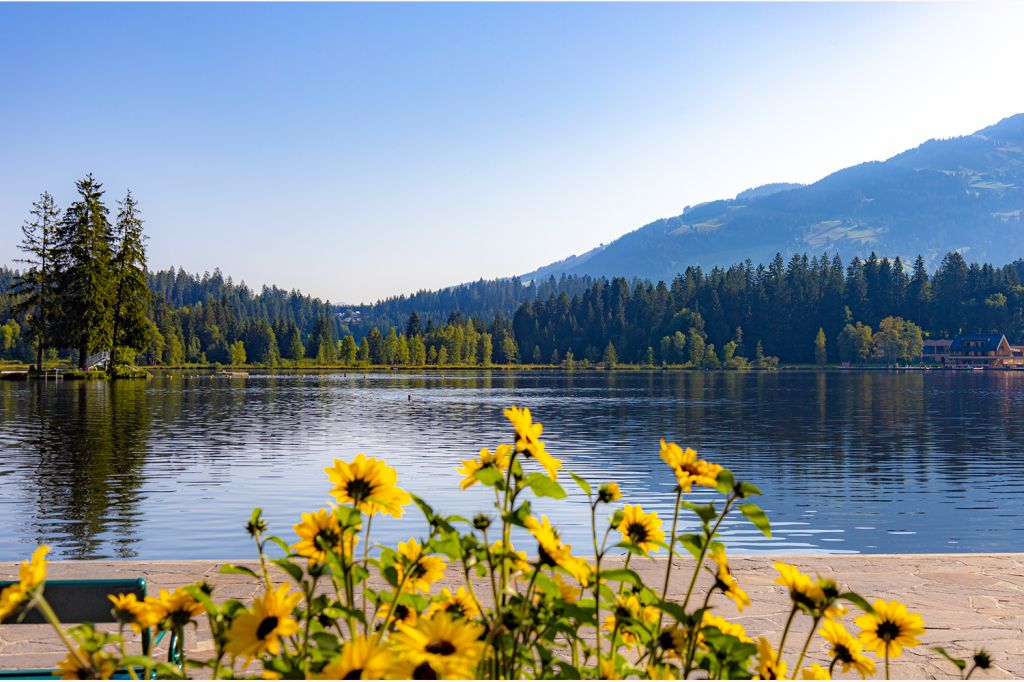 Spazierengehen am Schwarzsee - Den Schwarzsee kannst Du leicht zu Fuß umrunden, die Strecke ist ungefähr zweieinhalb Kilometer lang, führt aber nicht immer am Wasser entlang.  - © alpintreff.de - Silke Schön