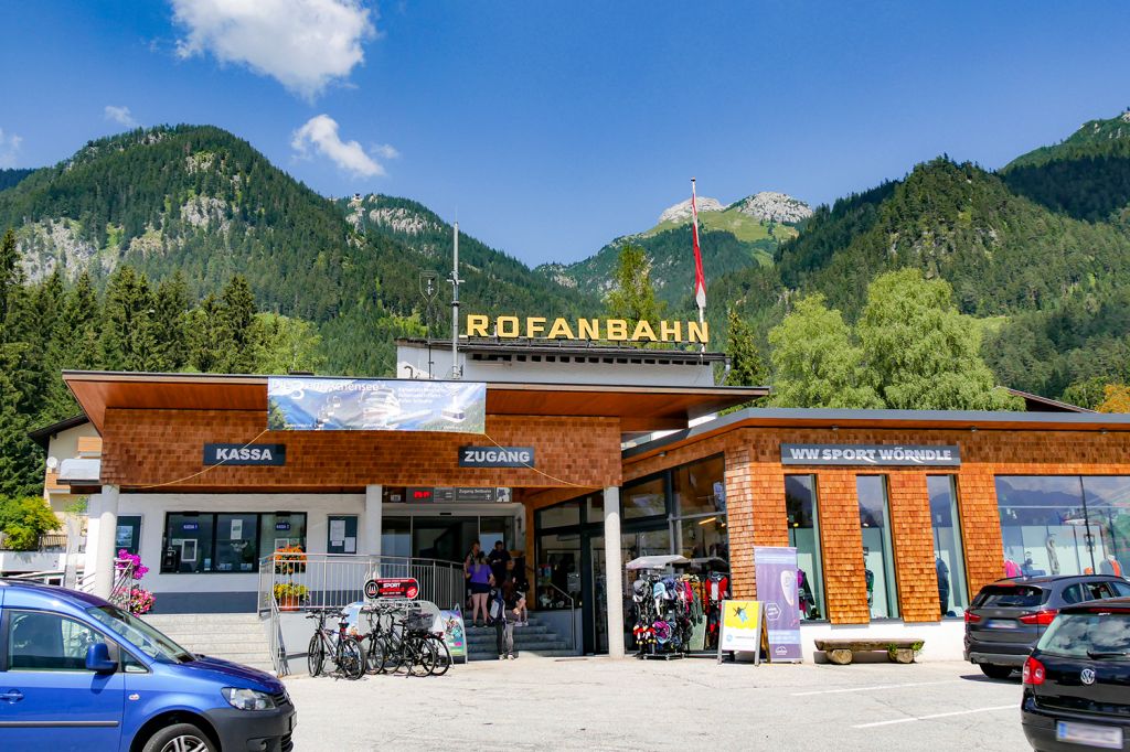 Die Talstation der Rofanseilbahn - Die Talstation ist wenig spektakulär, aber gut zu erreichen. - © alpintreff.de - Christian Schön