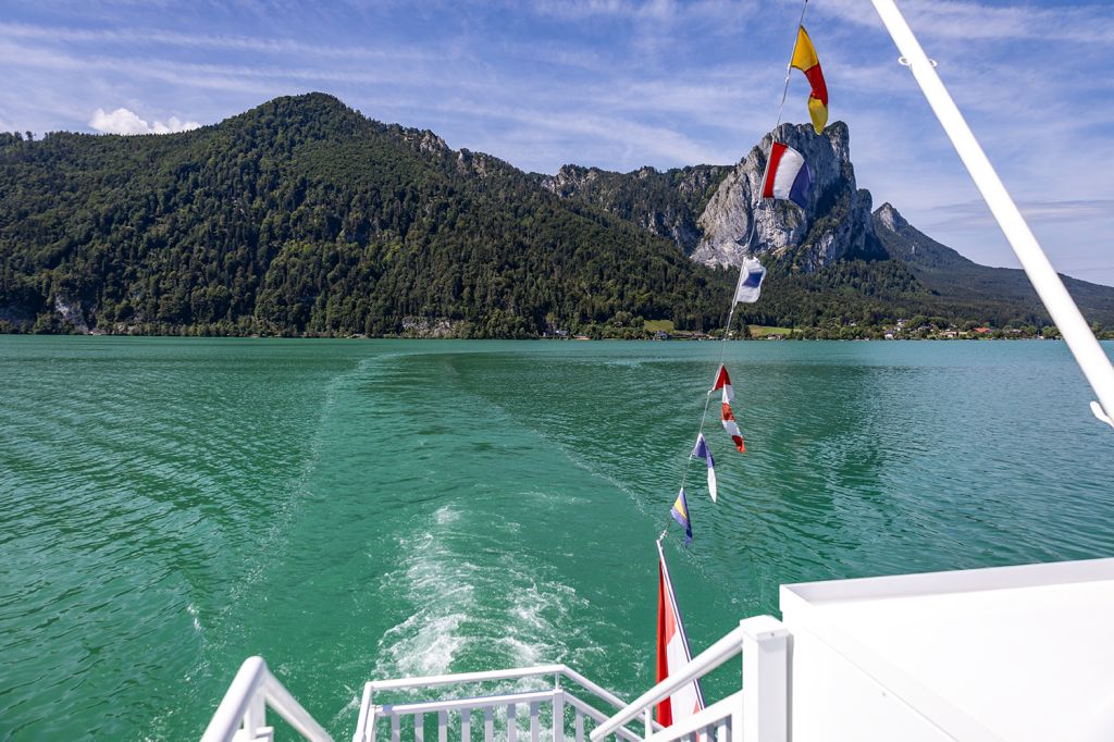 Rundkurs auf dem Mondsee - Der Mondsee mit seiner auffälligen Farbe ist ein perfektes Fotomotiv, wenn das Wetter passt. Die Schifffahrt ist angenehm und Du erfährst wirklich viel über die Sehenswürdigkeiten. - © alpintreff.de - Christian Schön