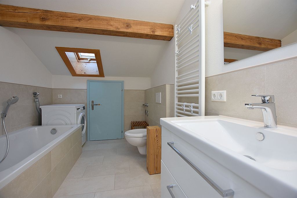 Fewo-Urlaub in Oberstaufen - Das Badezimmer bietet eine Badewanne sowie eine Dusche und sogar eine Waschmaschine. - © Patrick Zahn