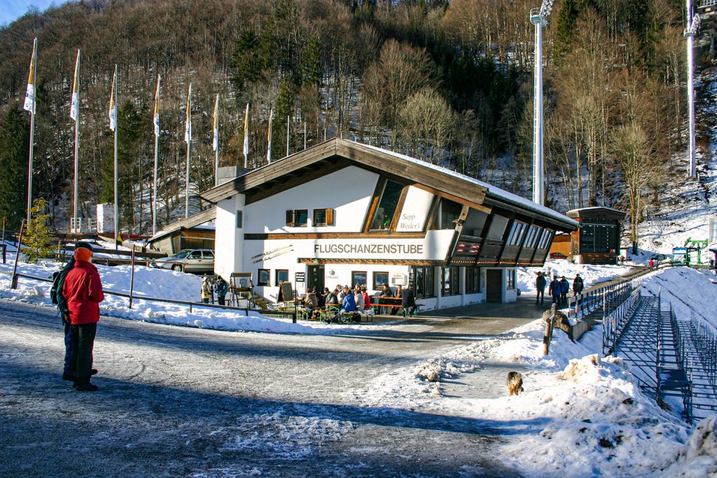 Flugschanzenstube Oberstdorf - Die Flugschanzenstube direkt neben dem Auslauf. Seit 2020 steht hier ein neues Gebäude und wird betrieben als "dr’ Schonzewiert" (Der Schanzenwirt). - © alpintreff.de - Christian Schön