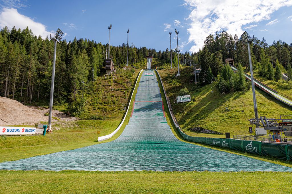 Skispringen in Ramsau am Dachstein - Der Schanzenrekord liegt bei 102 Metern im Winter, gesprungen von Sara Takanashi im Jahr 2011.  - © alpintreff.de - Christian Schön