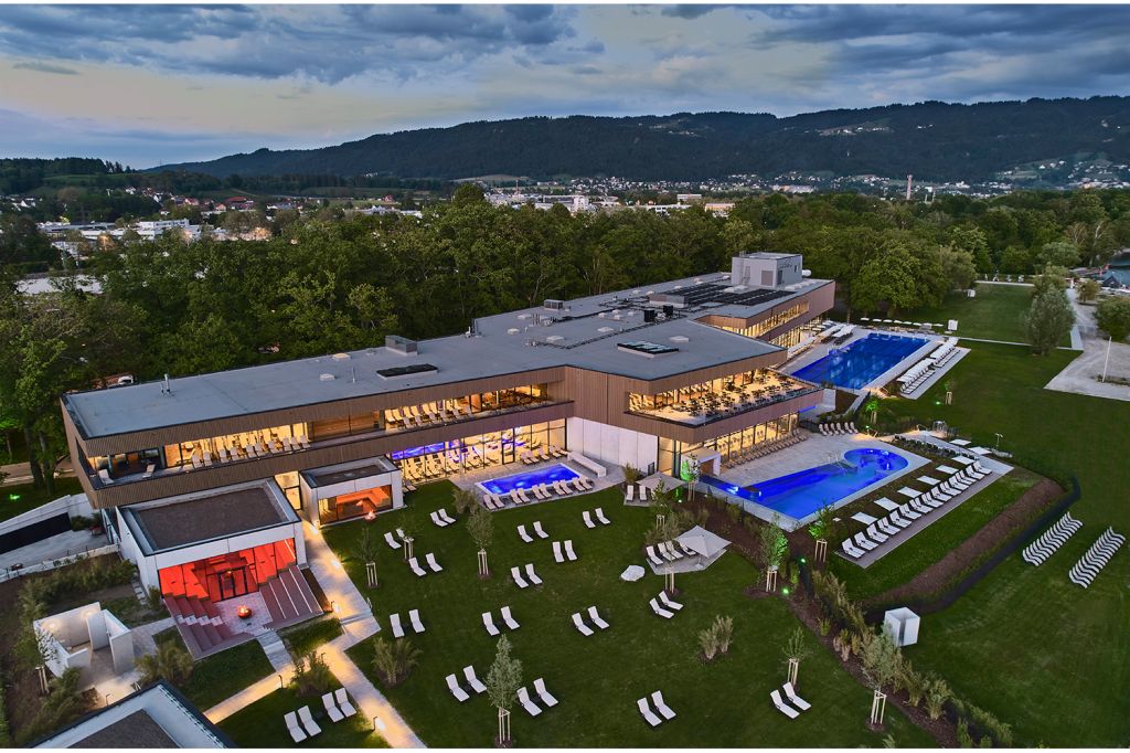 Blick von oben - Die Therme Lindau in der Abendstimmung. - © Therme Lindau Blick von oben - Die Therme Lindau in der Abendstimmung. - © Therme Lindau