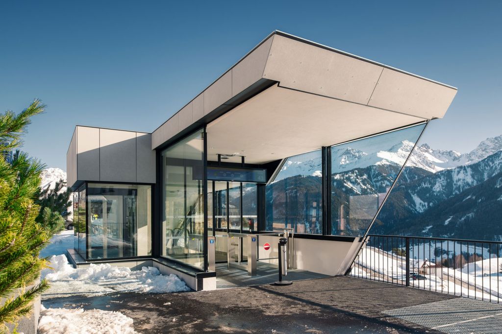 U-Bahn - Serfaus - Die U-Bahn kann bis zu 3.000 Menschen pro Stunde befördern. Die Zu- und Abgänge sind barrierefrei und kinderwagentauglich. Hier ist Haltestation am Parkplatz am Ortseingang. - © Seilbahn Komperdell GmbH, Andreas Kirschner U-Bahn - Serfaus - Die U-Bahn kann bis zu 3.000 Menschen pro Stunde befördern. Die Zu- und Abgänge sind barrierefrei und kinderwagentauglich. Hier ist Haltestation am Parkplatz am Ortseingang. - © Seilbahn Komperdell GmbH, Andreas Kirschner