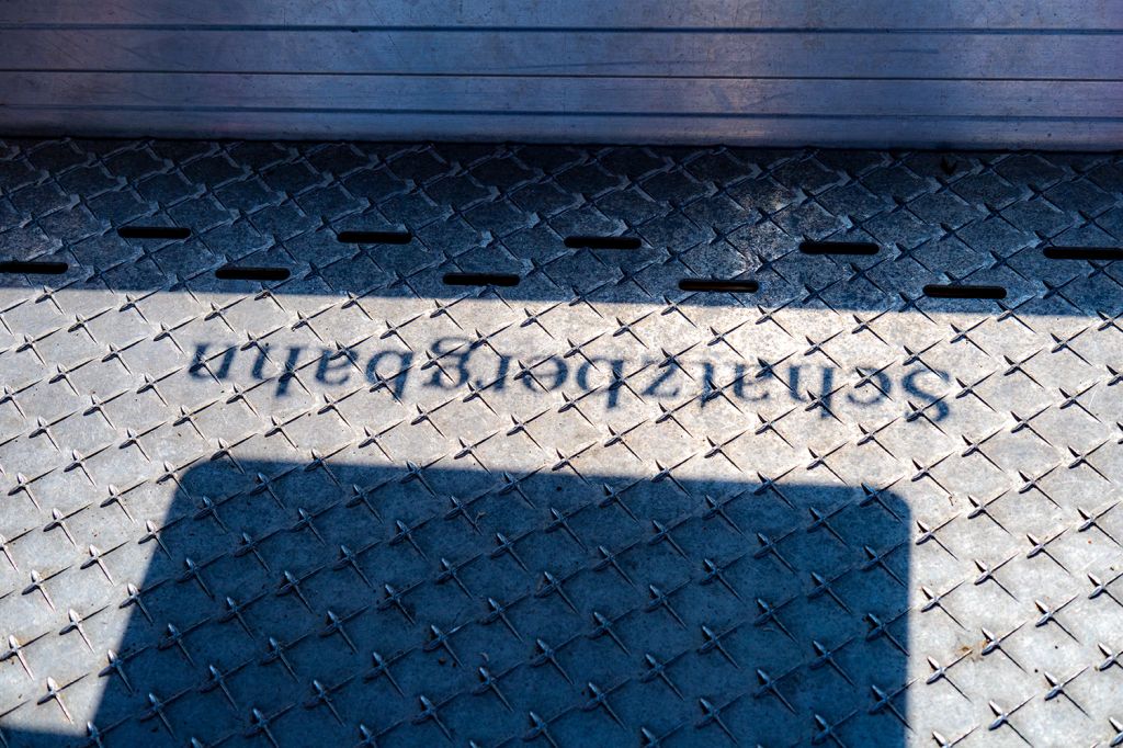 Lichterspiel - Der Schriftzug der Schatzbergbahn hat Schatten geworfen...  - © alpintreff.de - Silke Schön