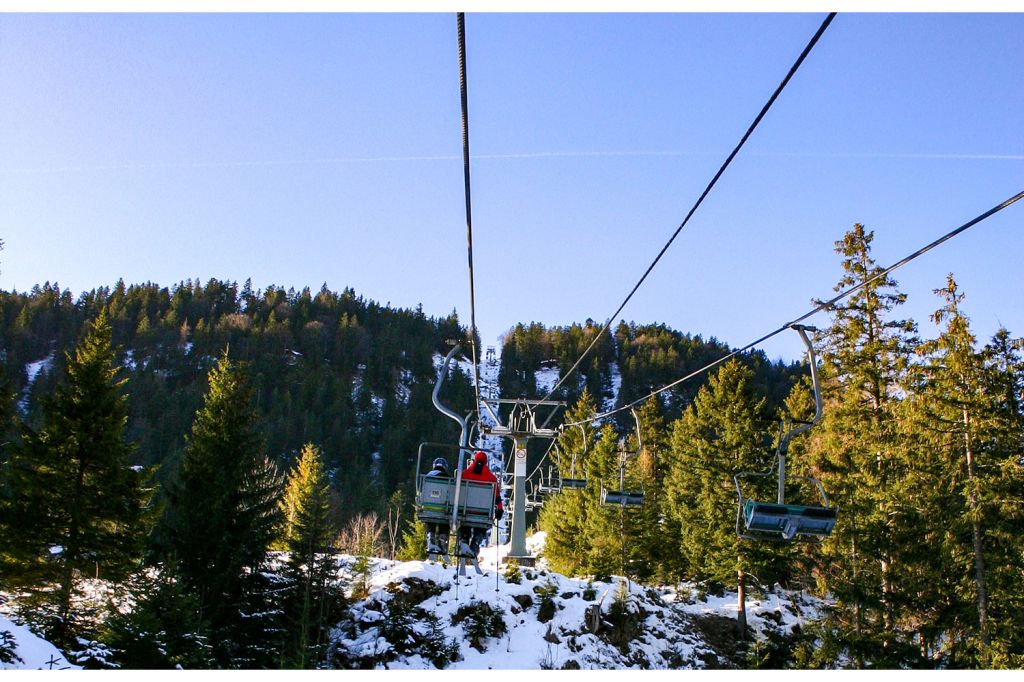 Fahrtbild - Fahrt nach oben mit dem alten Doppelsessellift. - © alpintreff.de - Christian Schön Fahrtbild - Fahrt nach oben mit dem alten Doppelsessellift. - © alpintreff.de - Christian Schön