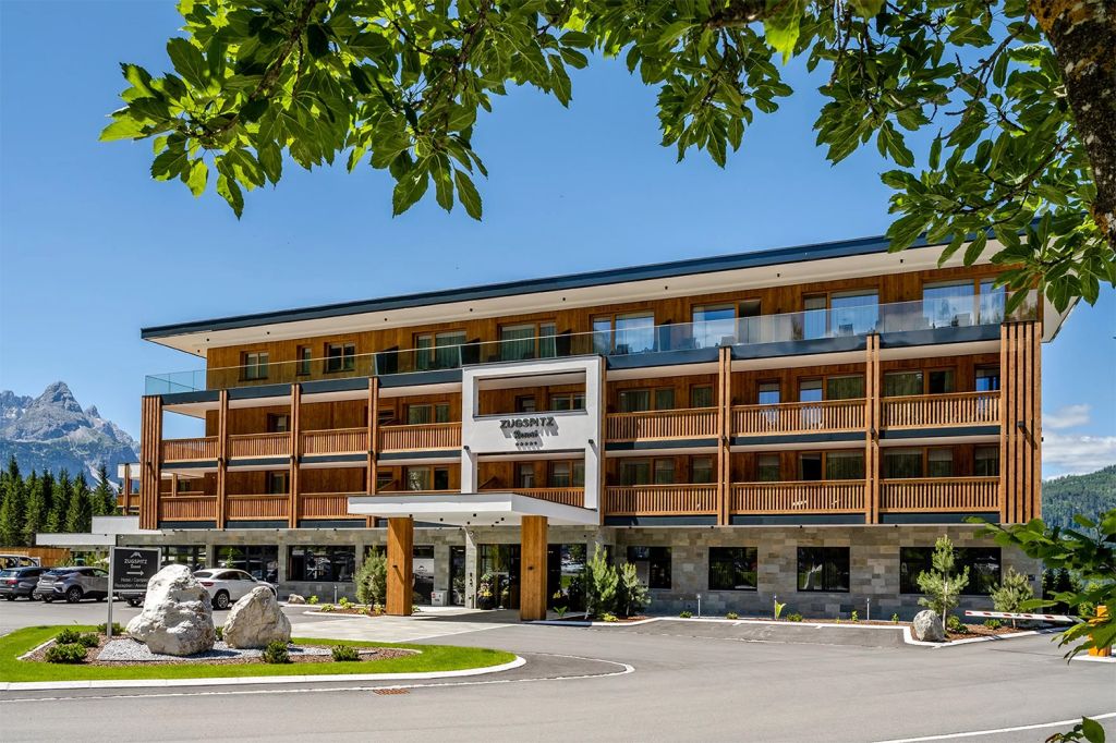 Hotel Zugspitz Resort - Ehrwald in der Tiroler Zugspitz Arena - Beginnen wir mit einer sommerlichen Außenansicht des Zugspitz Resorts. - © www.zugspitz-resort.at