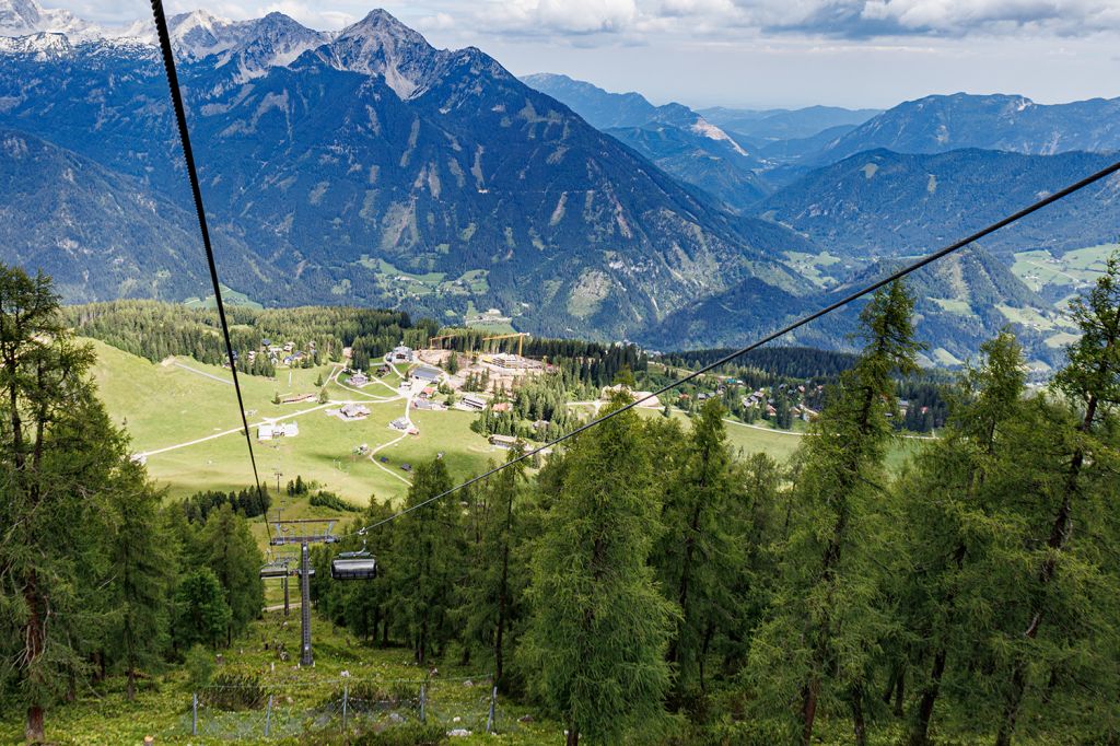 Blick auf die Hutterer Böden - Bei der Fahrt nach unten mit dem Höss-Express hast Du einen klasse Blick auf die Hutterer Böden. Im Winter ist der Weg über die Pisten auch schön. :-) - © alpintreff.de - Christian Schön