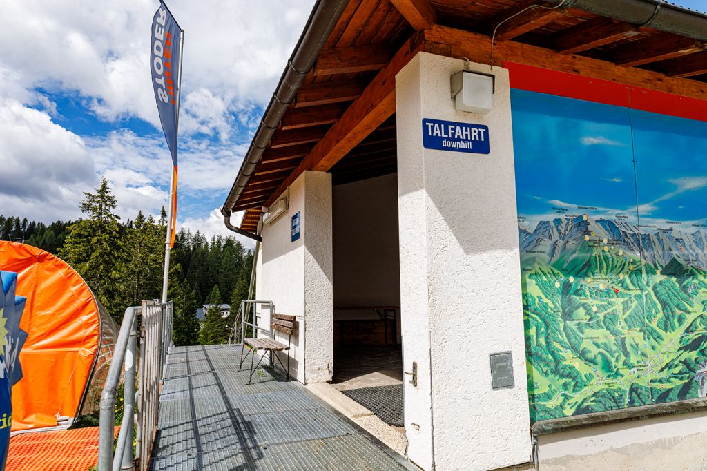 Eingang zur Bergstation - Die Bergstation liegt auf einer Seehöhe von 1.404 Meter. - © alpintreff.de - Christian Schön