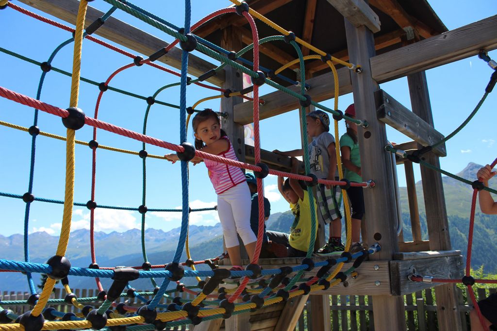 Sunny Mountain Erlebnispark - Kappl - Der große Spielplatz hält einige Herausforderungen bereit. - © TVB Paznaun-Ischgl