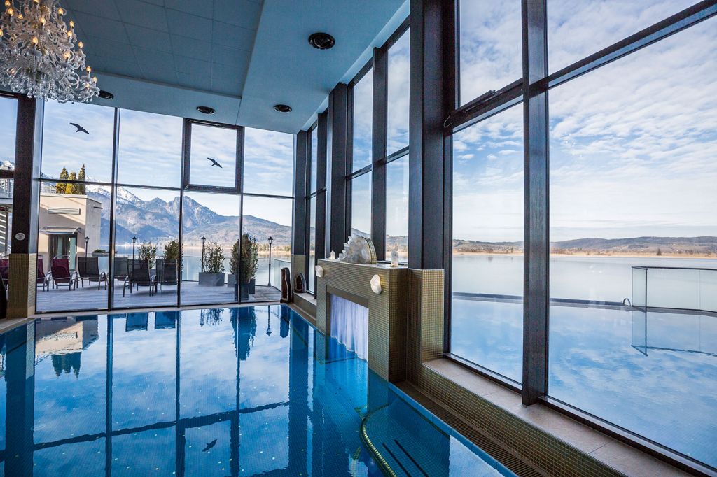 Erholung pur - Die Aussicht auf den schönen Kochelsee ist das i-Tüpfelchen. - © Gemeinde Kochel am See / Kristall Therme Erholung pur - Die Aussicht auf den schönen Kochelsee ist das i-Tüpfelchen. - © Gemeinde Kochel am See / Kristall Therme