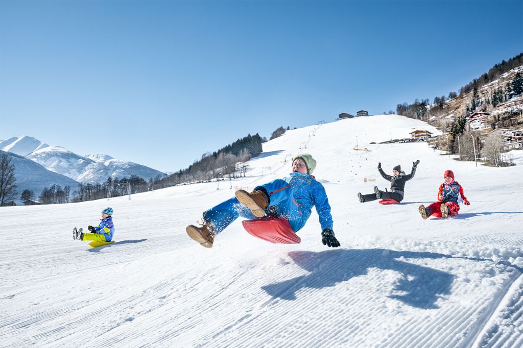 Zipflbob im Skigebiet Naglköpfl in Piesendorf - Vor über 30 Jahren ein Minibob für Kinder - heute ein Kultsportgerät. Auf der Zipflbob-Bahn am Erlebnisberg Naglköpfl geht es rasant und lustig zur Sache. - © Harry Liebmann