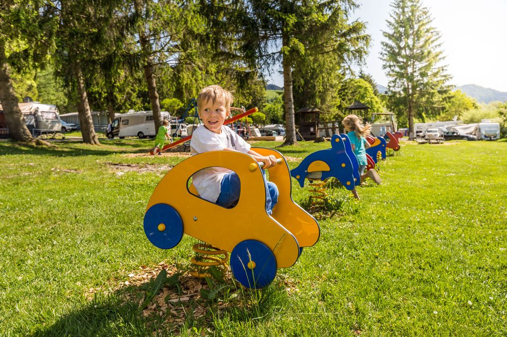 Platz für Kinder - Kinder fühlen sich auf dem weitläufigen Platz sehr wohl.  - © Camping Grüntensee International