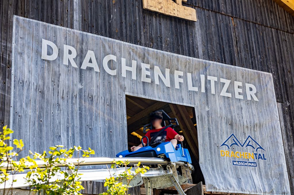 Endstation des Drachenflitzers - Am Ende der Fahrt mit dem Alpine Coaster geht es durch einen Heustadl. Zum Glück haben die Schlitten Licht. :-)  - © alpintreff.de - Silke Schön