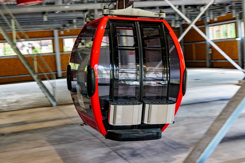 Gondeln der Schatzbergbahn - Die Gondel fährt in die Talstation ein und bremst ab. - © alpintreff.de - Colin Schön Gondeln der Schatzbergbahn - Die Gondel fährt in die Talstation ein und bremst ab. - © alpintreff.de - Colin Schön