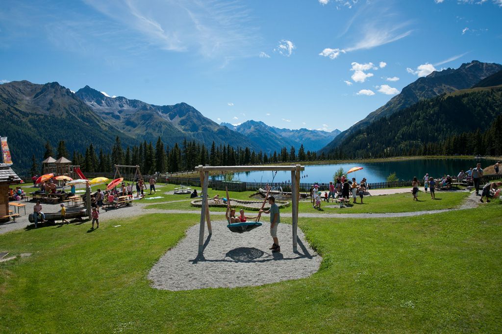 Sunny Mountain Erlebnispark - Kappl - Dort oben findest Du ebenso einen Alpenkräuter- und Steingarten (ein echtes Erlebnis, so viele verschiedene Alpenblumen zu sehen). - © TVB Paznaun-Ischgl