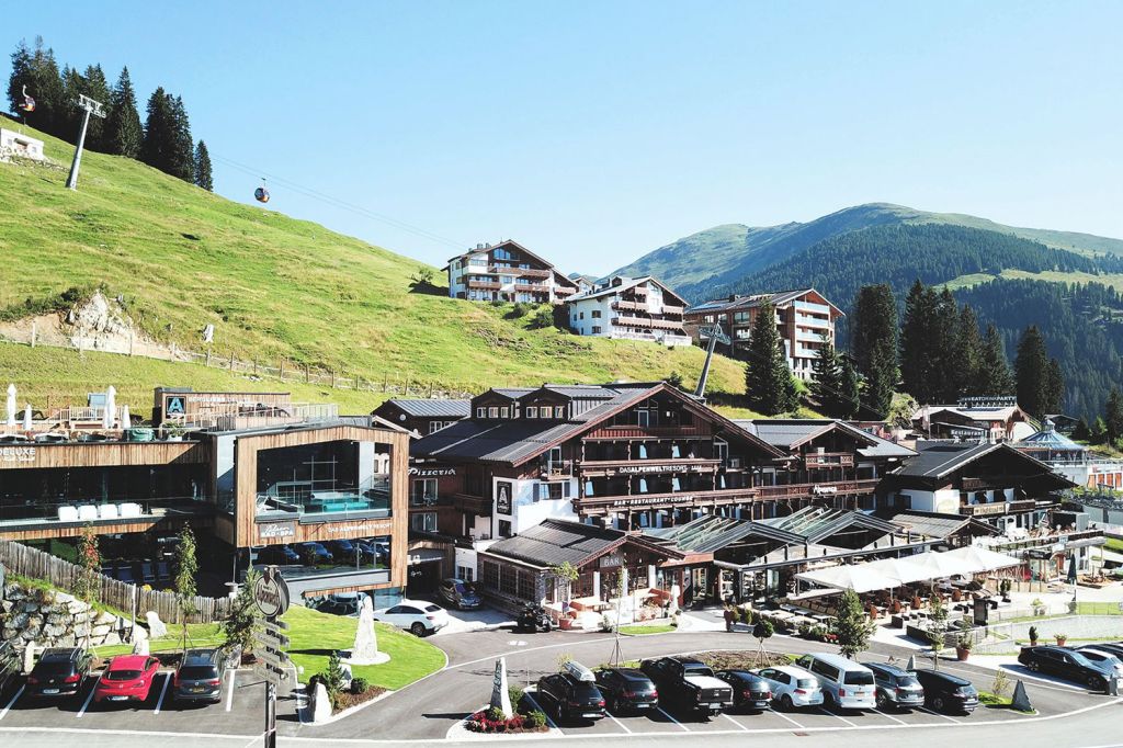 Hotel My Alpenwelt Resort - Königsleiten - Salzburger Land - Das My Alpenwelt Resort liegt auf einer idyllischen Seehöhe von 1.600 Metern in Königsleiten im Salzburger Land.
Mitten im Nationalpark Hohe Tauern, auf einem Sonnenplateau gelegen, erwachen im My Alpenwelt Resort das ganze Jahr über Bergliebe und Glücksmomente. Susi und Hannes Kröll-Schnell sind leidenschaftliche Gastgeber, das spürt der Gast. - © My Alpenwelt Resort Hotel My Alpenwelt Resort - Königsleiten - Salzburger Land - Das My Alpenwelt Resort liegt auf einer idyllischen Seehöhe von 1.600 Metern in Königsleiten im Salzburger Land.
Mitten im Nationalpark Hohe Tauern, auf einem Sonnenplateau gelegen, erwachen im My Alpenwelt Resort das ganze Jahr über Bergliebe und Glücksmomente. Susi und Hannes Kröll-Schnell sind leidenschaftliche Gastgeber, das spürt der Gast. - © My Alpenwelt Resort