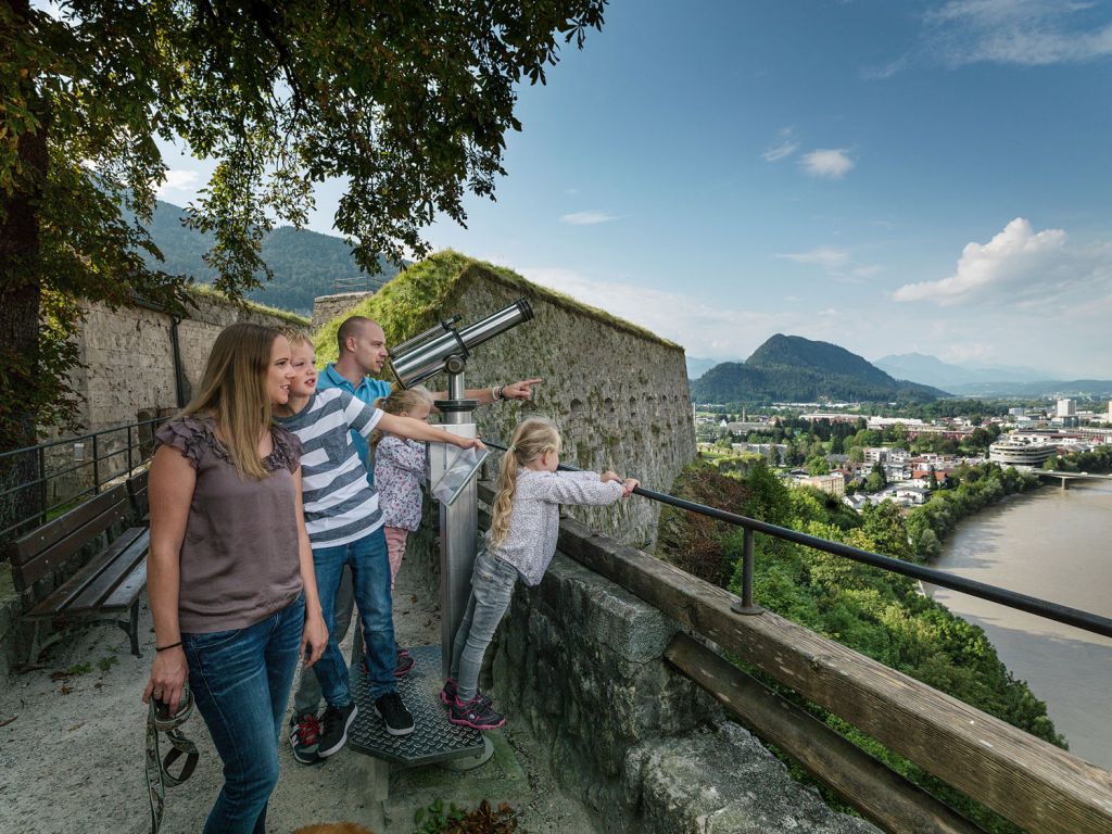 Großartige Aussicht - Alte Mauern, versteckte Winkel und geheime Türme, auf der Festung Kufstein gibt es für kleine und große Besucher viel Spannendes zu erleben. Die altehrwürdige Festungsanlage zählt zu den beliebtesten Ausflugszielen im Tiroler Unterland. - © TVB Kufsteinerland, Lolin Großartige Aussicht - Alte Mauern, versteckte Winkel und geheime Türme, auf der Festung Kufstein gibt es für kleine und große Besucher viel Spannendes zu erleben. Die altehrwürdige Festungsanlage zählt zu den beliebtesten Ausflugszielen im Tiroler Unterland. - © TVB Kufsteinerland, Lolin
