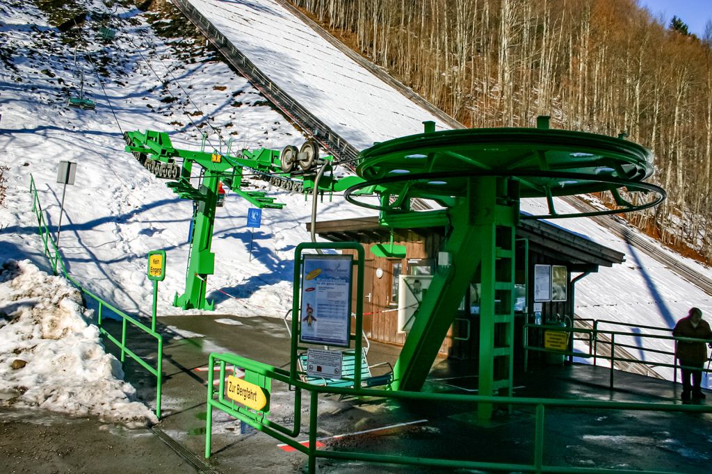 Sessellift Skiflugschanze Oberstdorf - Bis 2017 beförderte ein Sessellift die Sportler und Gäste nach oben. - © alpintreff.de - Christian Schön
