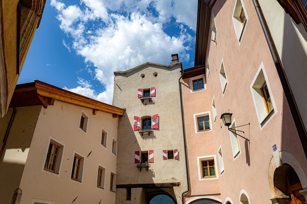 Hohe Häuser in Rattenberg - Rattenberg ist klein und liegt direkt nebeb dem Inn. Hier sind die Häuser hoch gebaut worden. - © alpintreff.de - Silke Schön