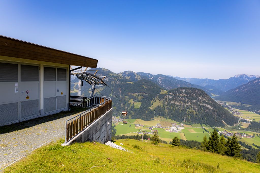 Ausblick von oben - Diese Sesselbahn ist die einzige Sommerbahn im Gebiet Buchensteinwand.  - © alpintreff.de - Silke Schön