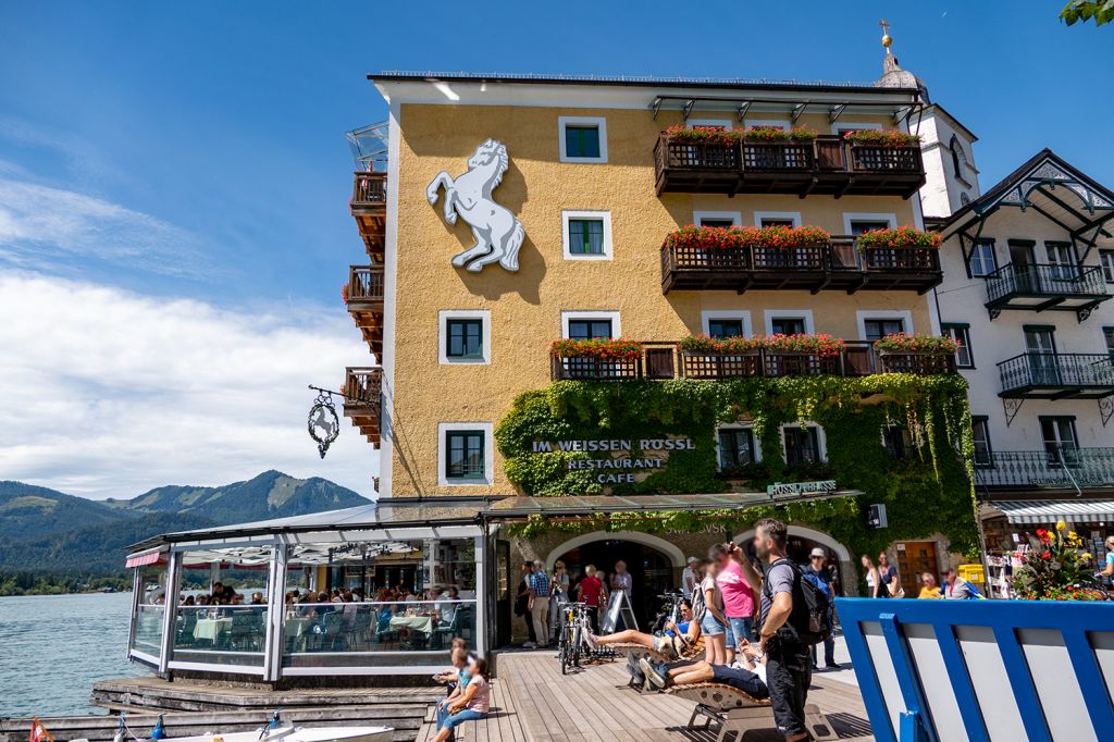 Szene-Treffpunkt - Das berühmte Hotel zum Weissen Rössl darf natürlich nicht fehlen. - © alpintreff.de - Christian Schön Szene-Treffpunkt - Das berühmte Hotel zum Weissen Rössl darf natürlich nicht fehlen. - © alpintreff.de - Christian Schön
