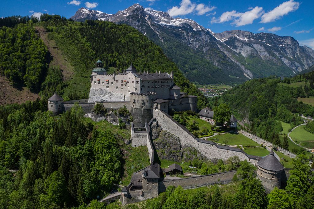 Herrliches Panorama - Wie alle guten Burgen liegt auch Hohenwerfen auf einem Berg. - © salzburg-burgen.at