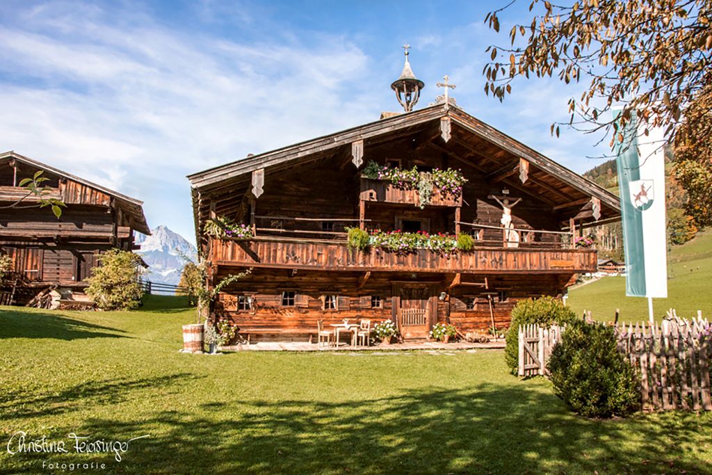Bauernhausmuseum - Kitzbühel - Obern Rinderstall wird auch heute noch die Tenne gebaut, hier wird das Heu und Futter für die Tiere gelagert. Zudem findest Du Nebengebäude wie Waschküche, Backofen, Bienenhütte… - © Bauernhausmuseum, Christina Feiersinger Bauernhausmuseum - Kitzbühel - Obern Rinderstall wird auch heute noch die Tenne gebaut, hier wird das Heu und Futter für die Tiere gelagert. Zudem findest Du Nebengebäude wie Waschküche, Backofen, Bienenhütte… - © Bauernhausmuseum, Christina Feiersinger