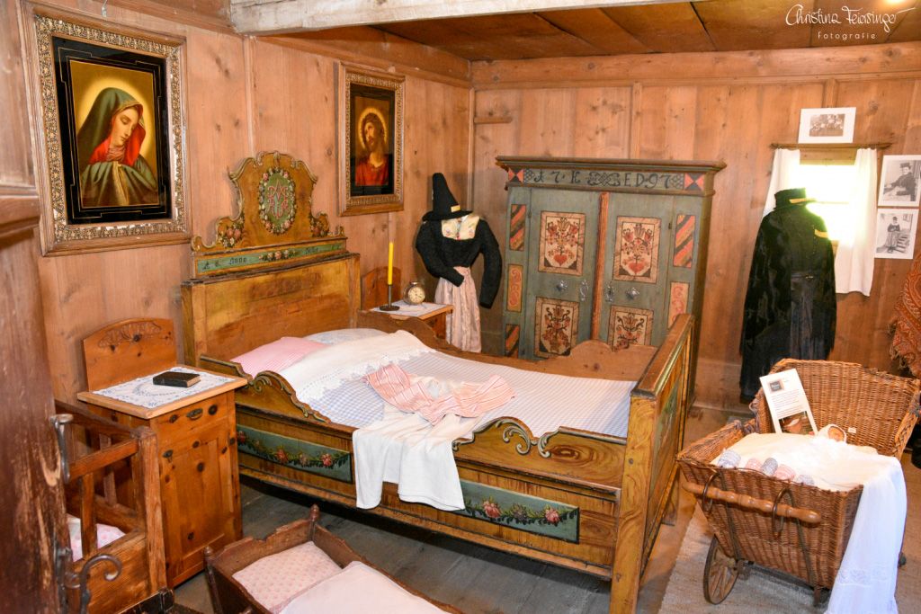Bauernhausmuseum - Kitzbühel - Es ist das erste Bauernhausmuseum seiner Art in Tirol. Bis 1979 wurde es bewohnt.
Komplett zeitgerecht und mit viel Liebe zum Detail ausgestattet entlockt es den Gästen so manches „Ohhh“, wenn man fühlt und sieht, wie die Menschen vor mehreren hundert Jahren lebten. - © Bauernhausmuseum, Christina Feiersinger Bauernhausmuseum - Kitzbühel - Es ist das erste Bauernhausmuseum seiner Art in Tirol. Bis 1979 wurde es bewohnt.
Komplett zeitgerecht und mit viel Liebe zum Detail ausgestattet entlockt es den Gästen so manches „Ohhh“, wenn man fühlt und sieht, wie die Menschen vor mehreren hundert Jahren lebten. - © Bauernhausmuseum, Christina Feiersinger