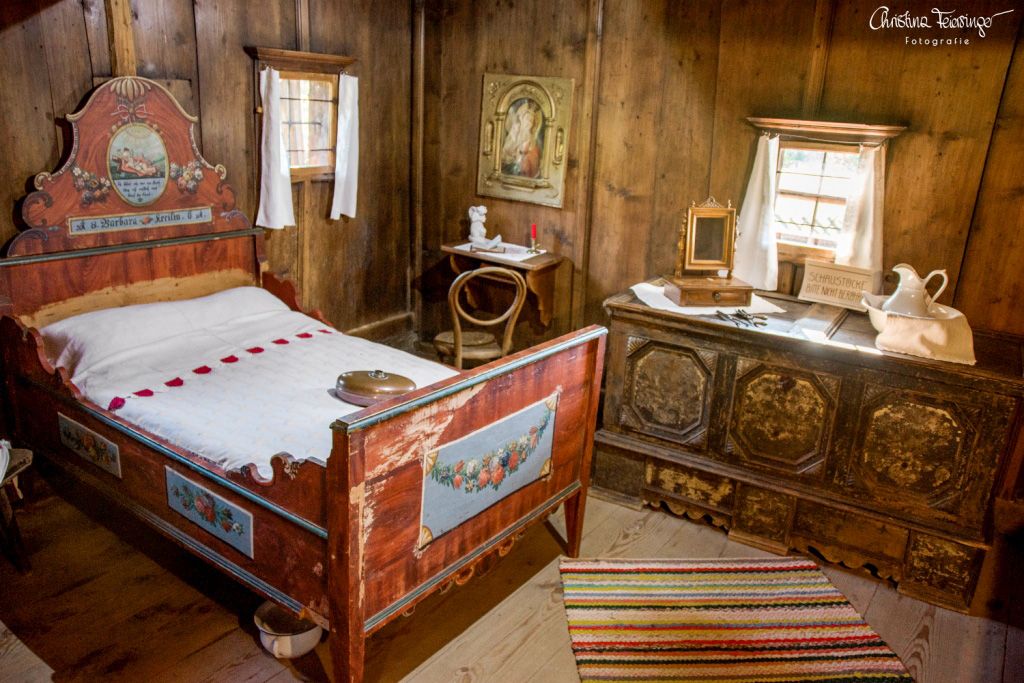 Bauernhausmuseum - Kitzbühel - Bei einem Einhof ist das Wohnhaus direkt an die Stallung sonnseitig angebaut, da der Stall im Winter (oft mit viel Schnee), so leichter erreichbar war. - © Bauernhausmuseum, Christina Feiersinger Bauernhausmuseum - Kitzbühel - Bei einem Einhof ist das Wohnhaus direkt an die Stallung sonnseitig angebaut, da der Stall im Winter (oft mit viel Schnee), so leichter erreichbar war. - © Bauernhausmuseum, Christina Feiersinger