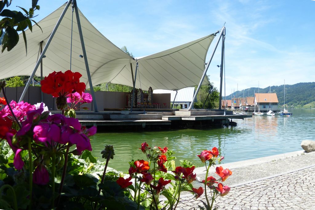 Seebühne - In Bühl steht diese schmucke Seebühne, die Du mit prächtiger Sicht genießen kannst. - © Alpsee Immenstadt Tourismus Seebühne - In Bühl steht diese schmucke Seebühne, die Du mit prächtiger Sicht genießen kannst. - © Alpsee Immenstadt Tourismus