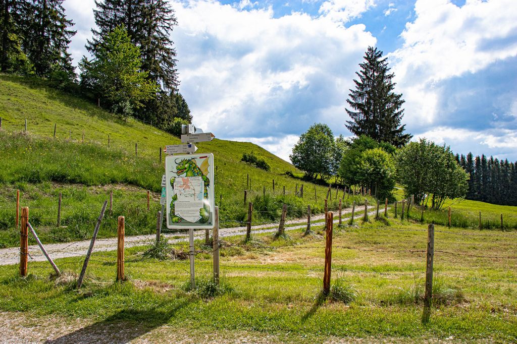 Drachenweg - Roßhaupten - Diese Legende und Sagen kannst Du auf dem Drachenweg kennenlernen. Der Erlebnisweg ist frei begehbar.  - © Tourist-Info Honigdorf Seeg