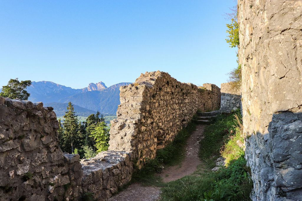 Burg Eisenberg im Allgäu - Von da an war die ehemals prächtige Burg eine Ruine und verfiel mit der Zeit zunehmend.  - © Tourist-Info Honigdorf Seeg