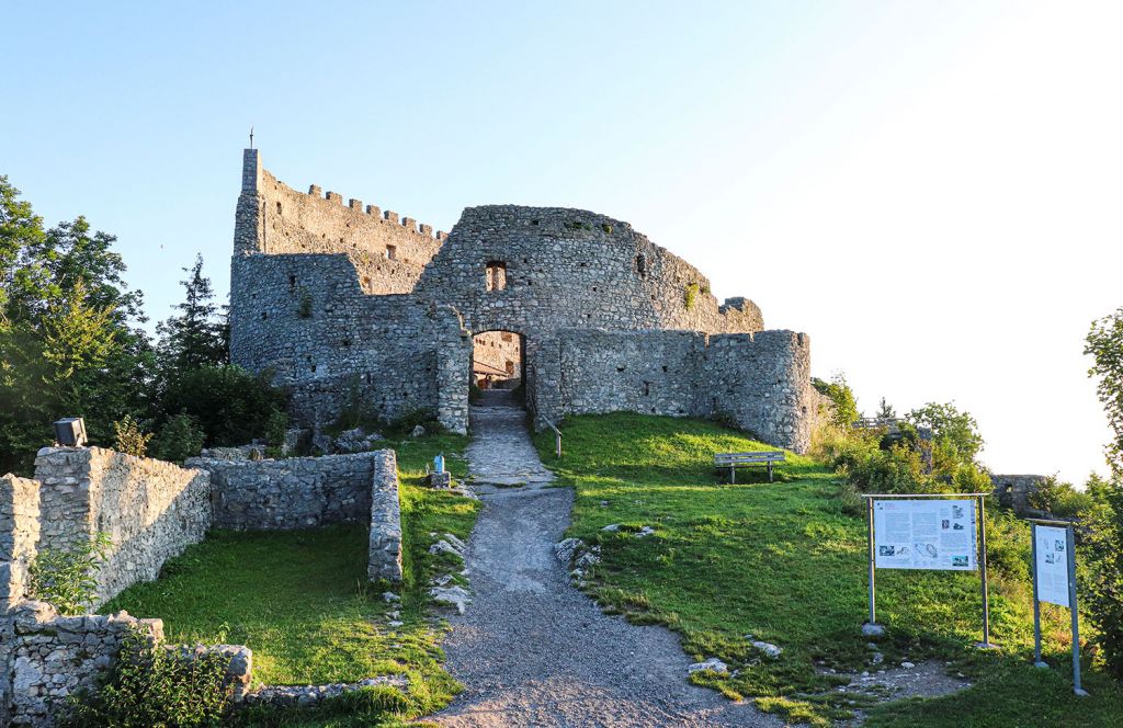 Burg Eisenberg im Allgäu - Die Erbauung der Burg Eisenberg fand im 14. Jahrhundert statt. Nach der kurzzeitigen Besetzung und Beschädigung durch Bauern, erstrahlte die Burg 1535 nach Investitionen im neuen Glanze.  - © Tourist-Info Honigdorf Seeg